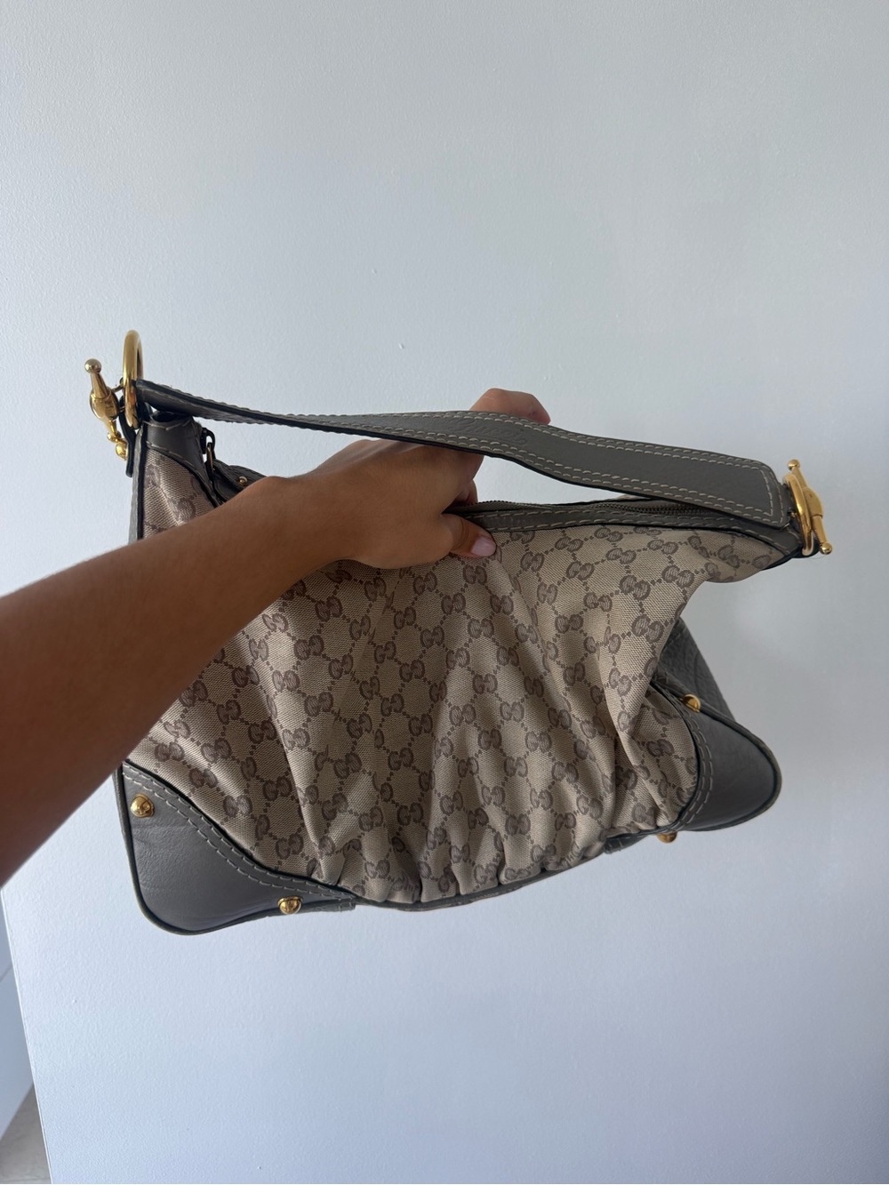 AUTHENTIC VINTAGE Gucci GG Grey Shoulder Bag with Gold Hardware (RARE Color) - Picture 7 of 9